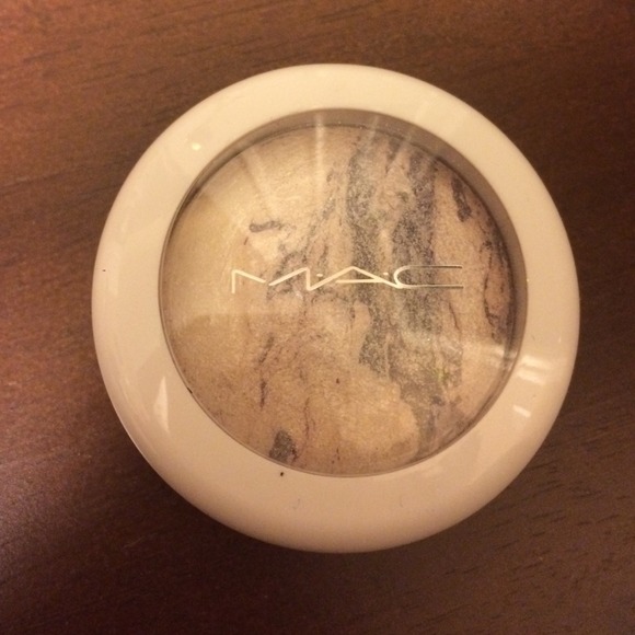 MAC Fresh Ice mineralize eye shadow 2.2g