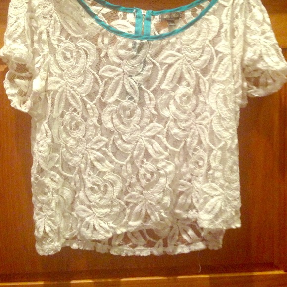 White flower crop top🌸🌹