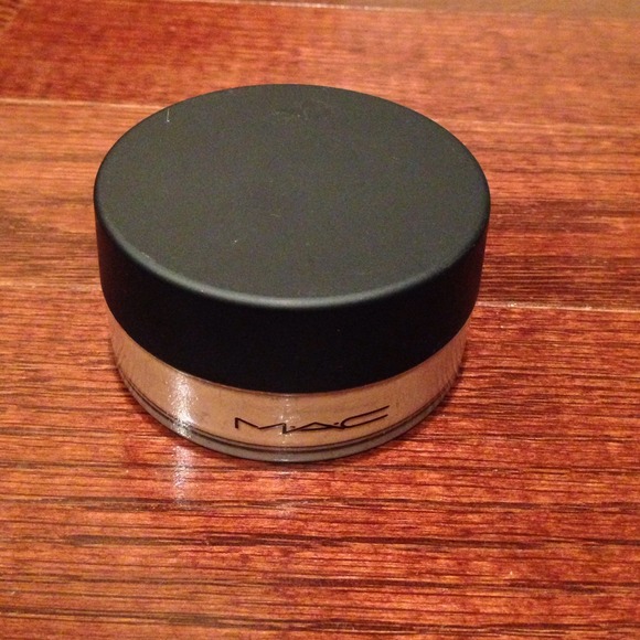 MAC sheer loose powder