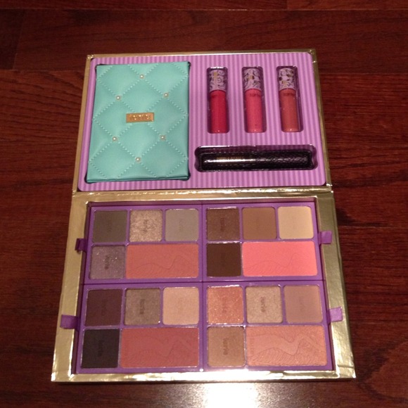 **ON HOLD**Tarte collector's set! With FREE gift!!