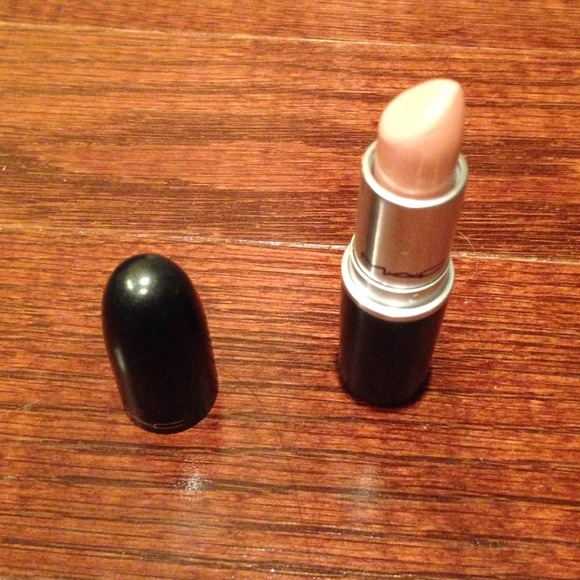 MAC Nude lipstick