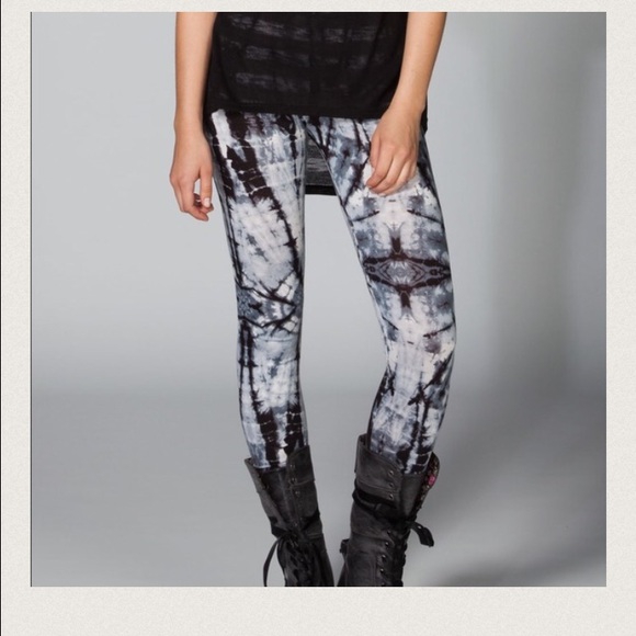 Full Tilt dark wash tie dye leggings
