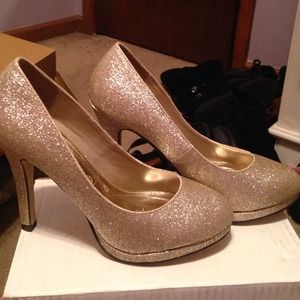 Gold glitter pumps (4 inches)