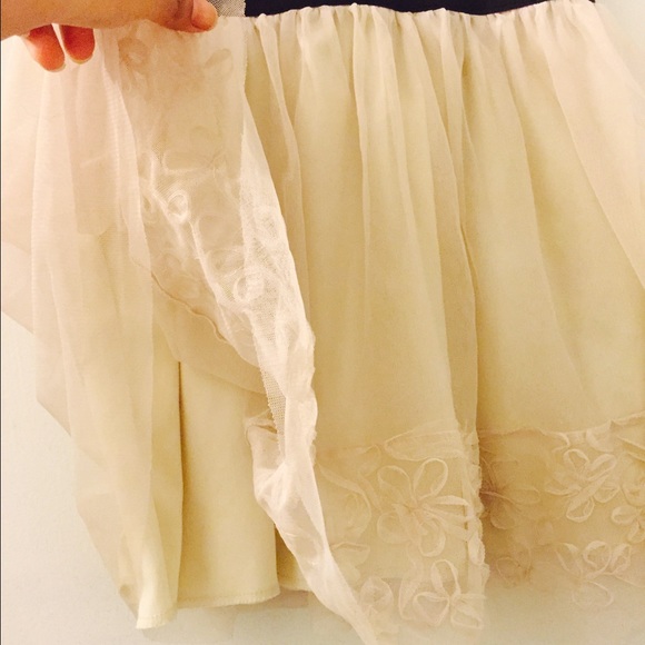 ๐ซ SOLD ๐ซ Cream floral skirt! - Picture 2 of 4