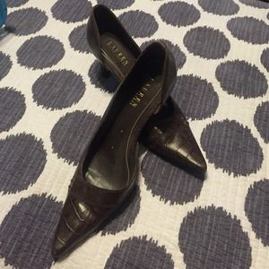 Ralph Lauren timeless brown pumps.