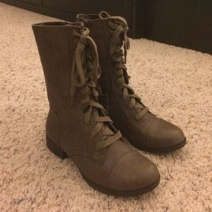 New brown combat boots sz 5 from F21. Never worn.