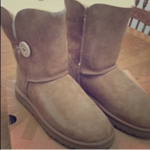 Bailey Button Uggs Size 8