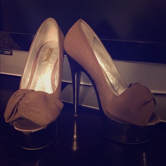 Cute Brown Bowed Heels