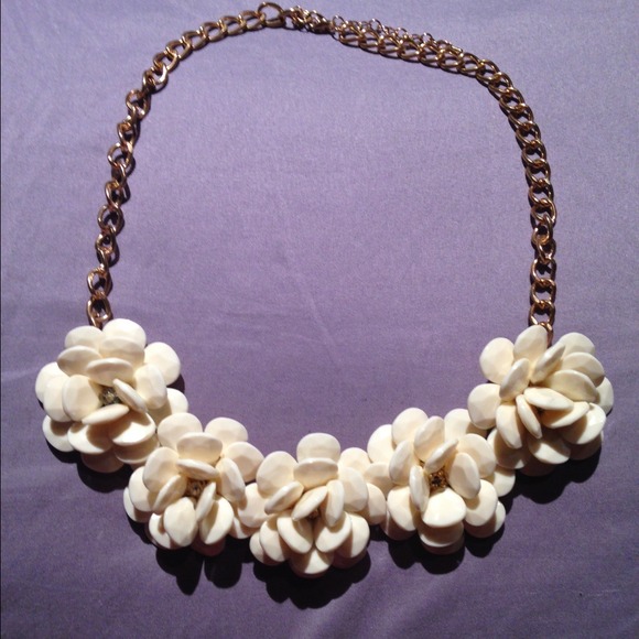 Jewelry - Beige Necklace!