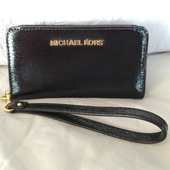 Michael Kors IPhone 5/s Wristlet in Black w/gold