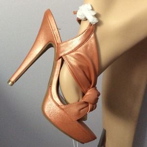 SOFT KNOT PEACH HEEL