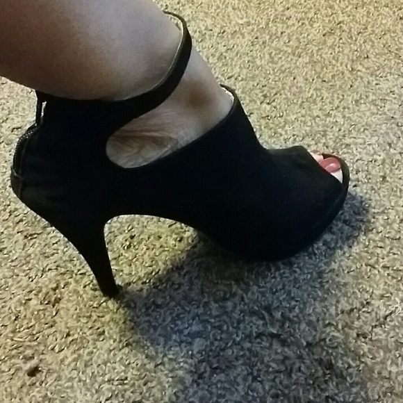 Shoes - Black suede heels