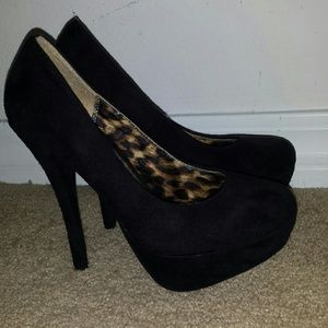 Black suede pump / heel.