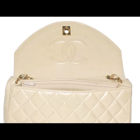 Chanel flap ivory lambskin quilted purse - Picture 3 of 4