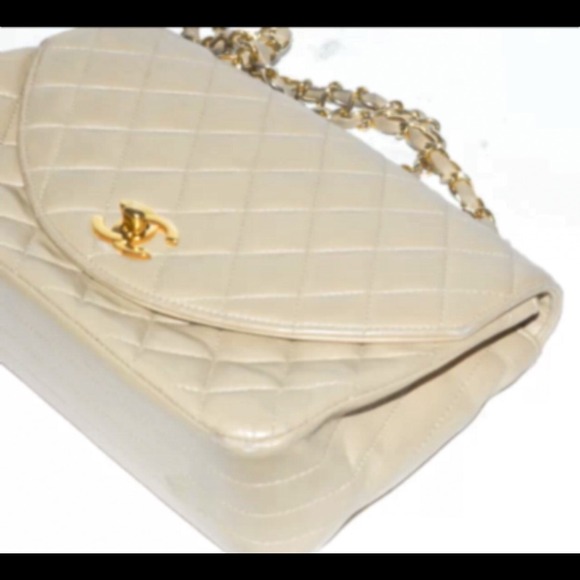Chanel flap ivory lambskin quilted purse - Picture 4 of 4