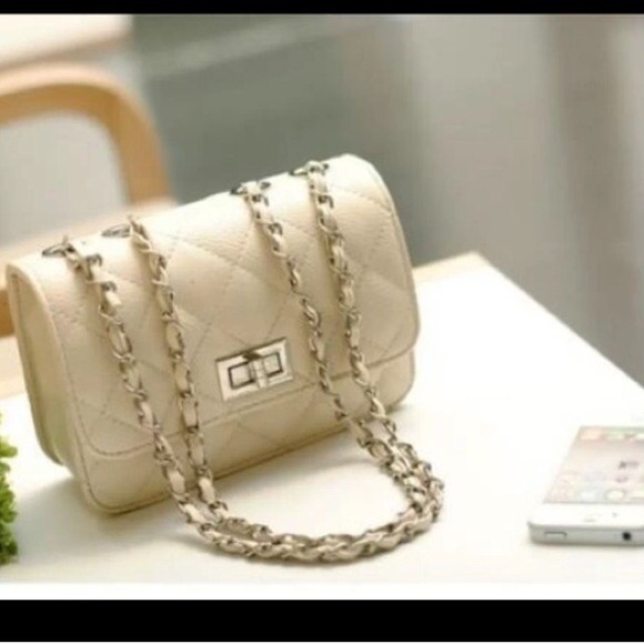 Handbags - ✨HP 1/26✨Beige crossbody purse