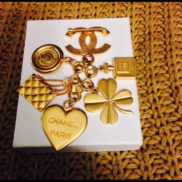 ❤️SOLD❤️ 100% Auth Chanel Vintage Multi Charm Pin! - Picture 2 of 3