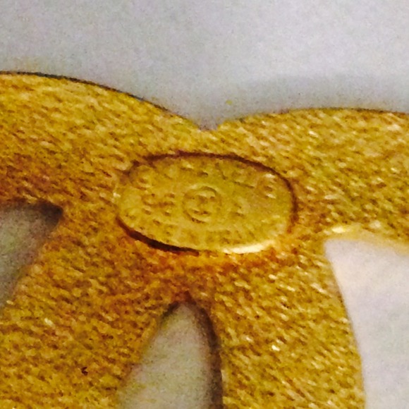 ❤️SOLD❤️ 100% Auth Chanel Vintage Multi Charm Pin! - Picture 3 of 3