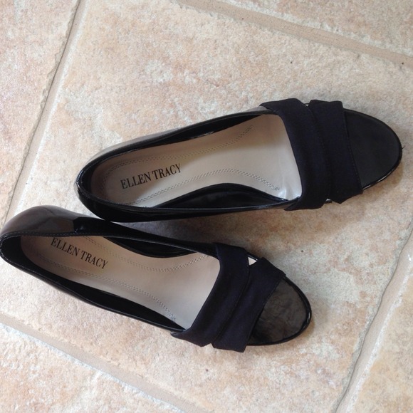 Ellen Tracy black patent wedge (size 8M)
