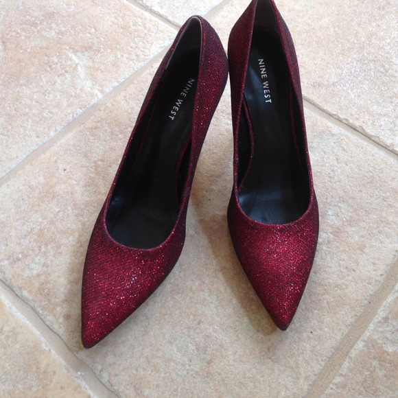 Nine West red glamour pumps (8.5M)