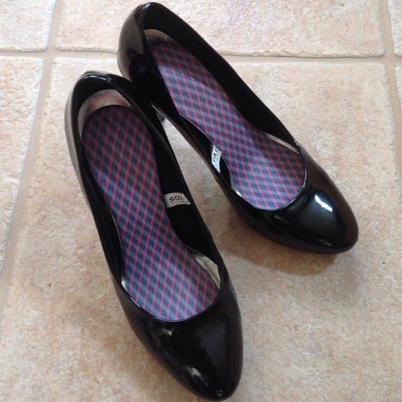Black patent platform pump. (8)
