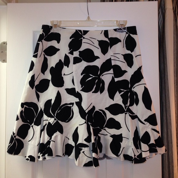 WHBM Blk & wht skirt