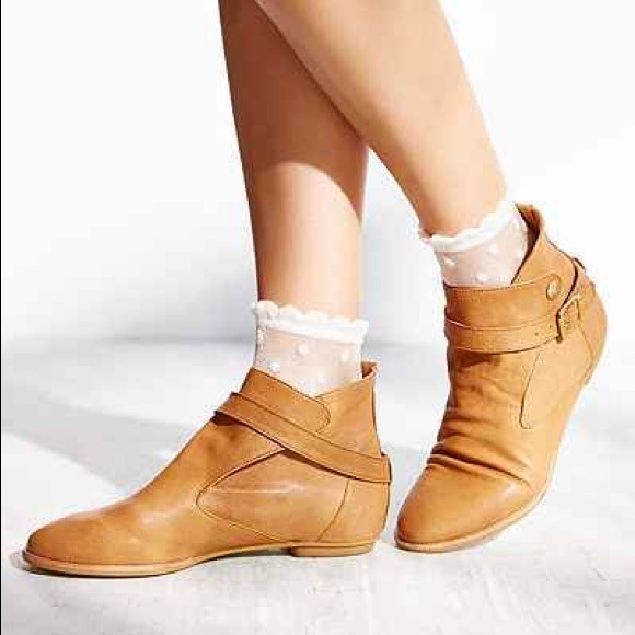 *RESERVED* (Feb 25th) House of Harlow booties