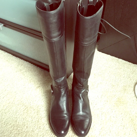 BLACK BOOTS