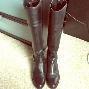 BLACK BOOTS