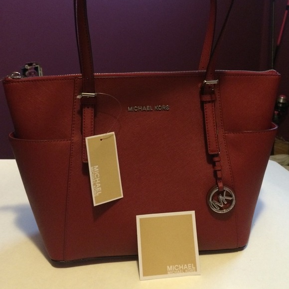 Michael Kors Jet Set Item. Scarlet.
