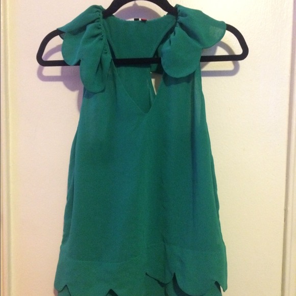 5| 48 Green ruffled top - Picture 2 of 4