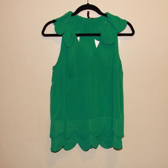 5| 48 Green ruffled top - Picture 3 of 4