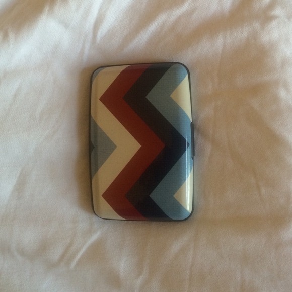 Identity theft protection wallet