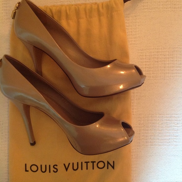 *SOLD*  Louis Vuitton "Oh Really!" Nude pumps - Picture 2 of 4