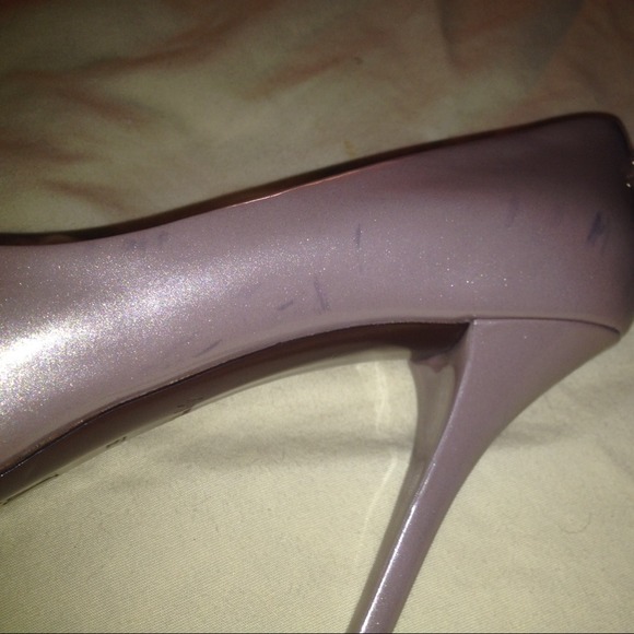 *SOLD*  Louis Vuitton "Oh Really!" Nude pumps - Picture 4 of 4