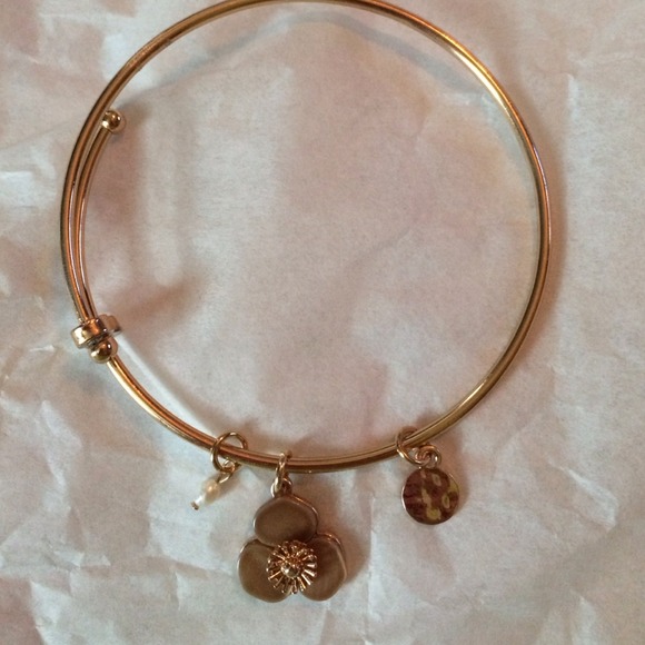 Flower shell bangle. - Picture 2 of 3