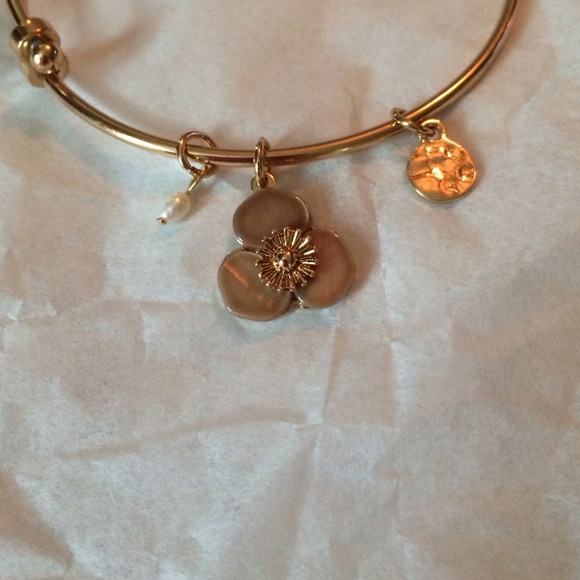 Flower shell bangle. - Picture 3 of 3