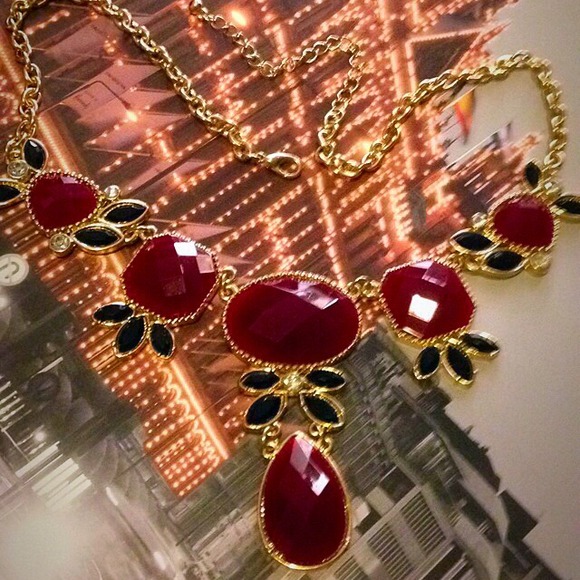 Lipstick💄Red necklace - Picture 1 of 2