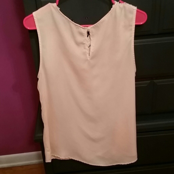 ☆☆sold in bundle☆☆Peach tank with crocheted detail - Picture 2 of 2