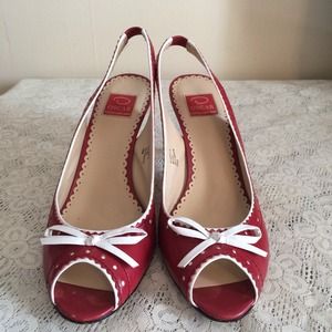 🎉SALE🎉Oscar de la renta red and white heels