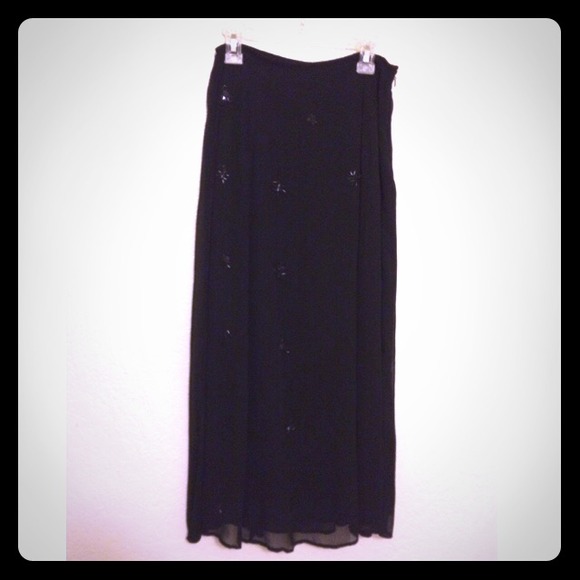 Skirt with beaded flowers