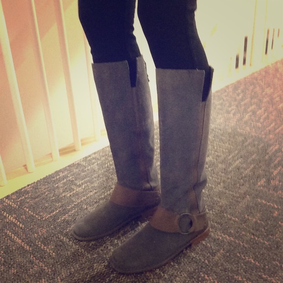 Grey suede boots from Olukai 😍