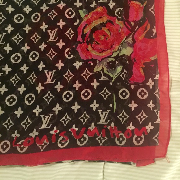 LV scarf