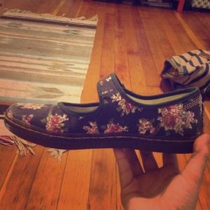 Floral buckle docs