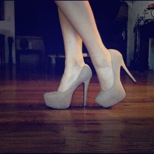 Nude pumps