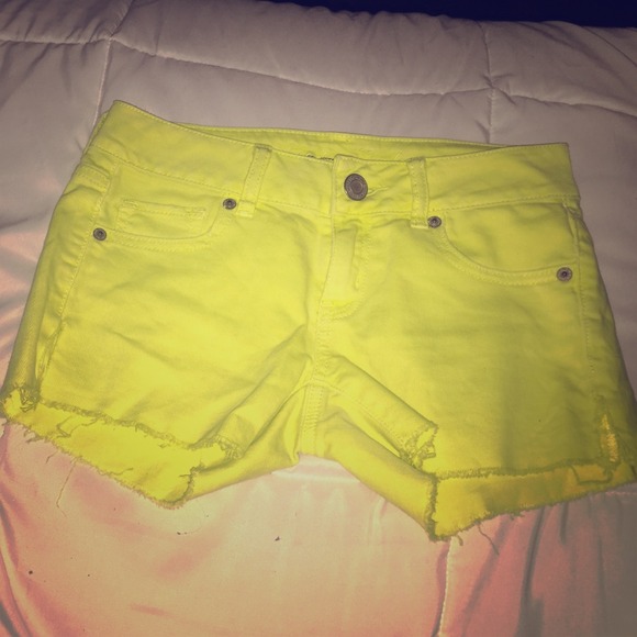 American Eagle yellow shorts. 00 NWOT