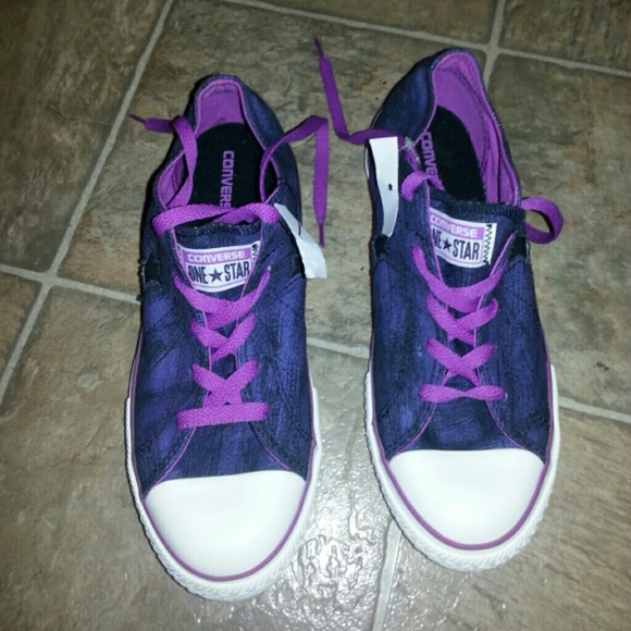 NWT Women's size 8 converse