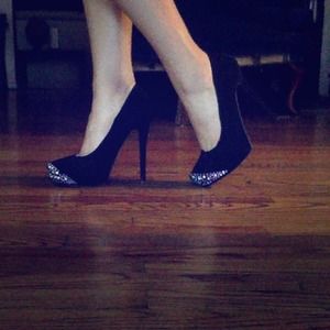 Black pumps