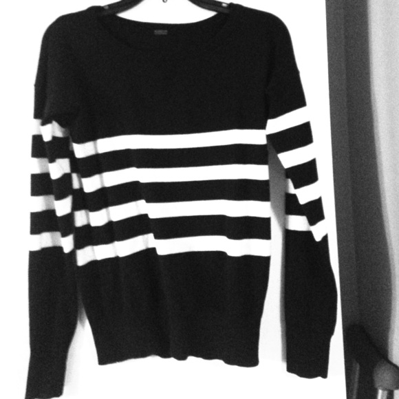 Black&white striped sweater