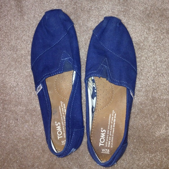 navy blue toms